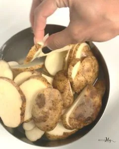 sumerge papas en agua