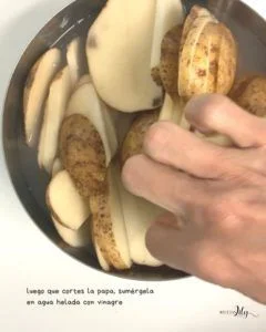 sumerge papas en agua