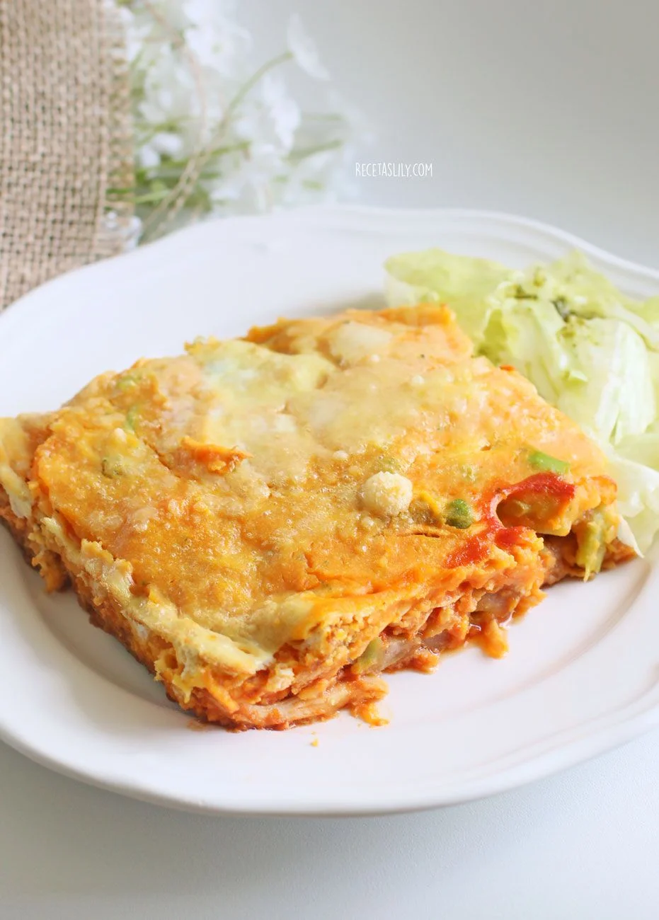 Pastél o lasaña de plátano, pollo y brócoli