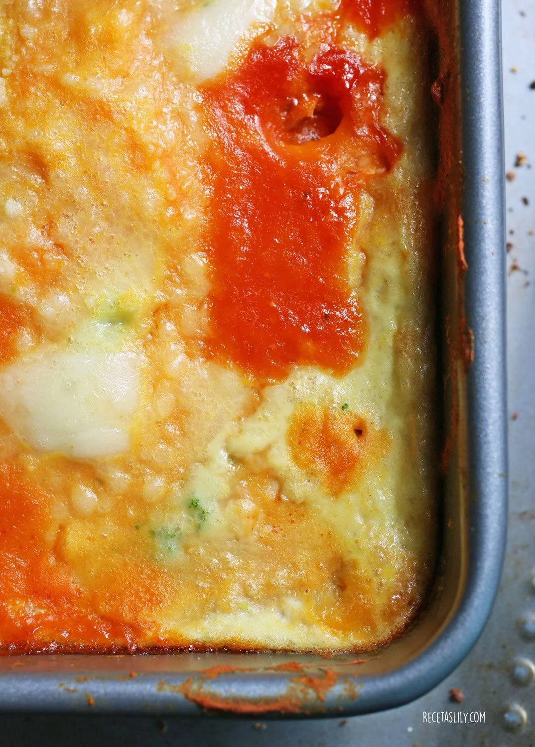 Pastél o lasaña de plátano, pollo y brócoli