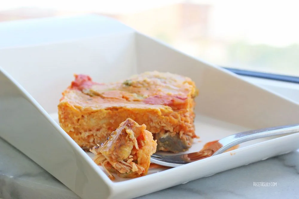 Pastél o lasaña de plátano, pollo y brócoli