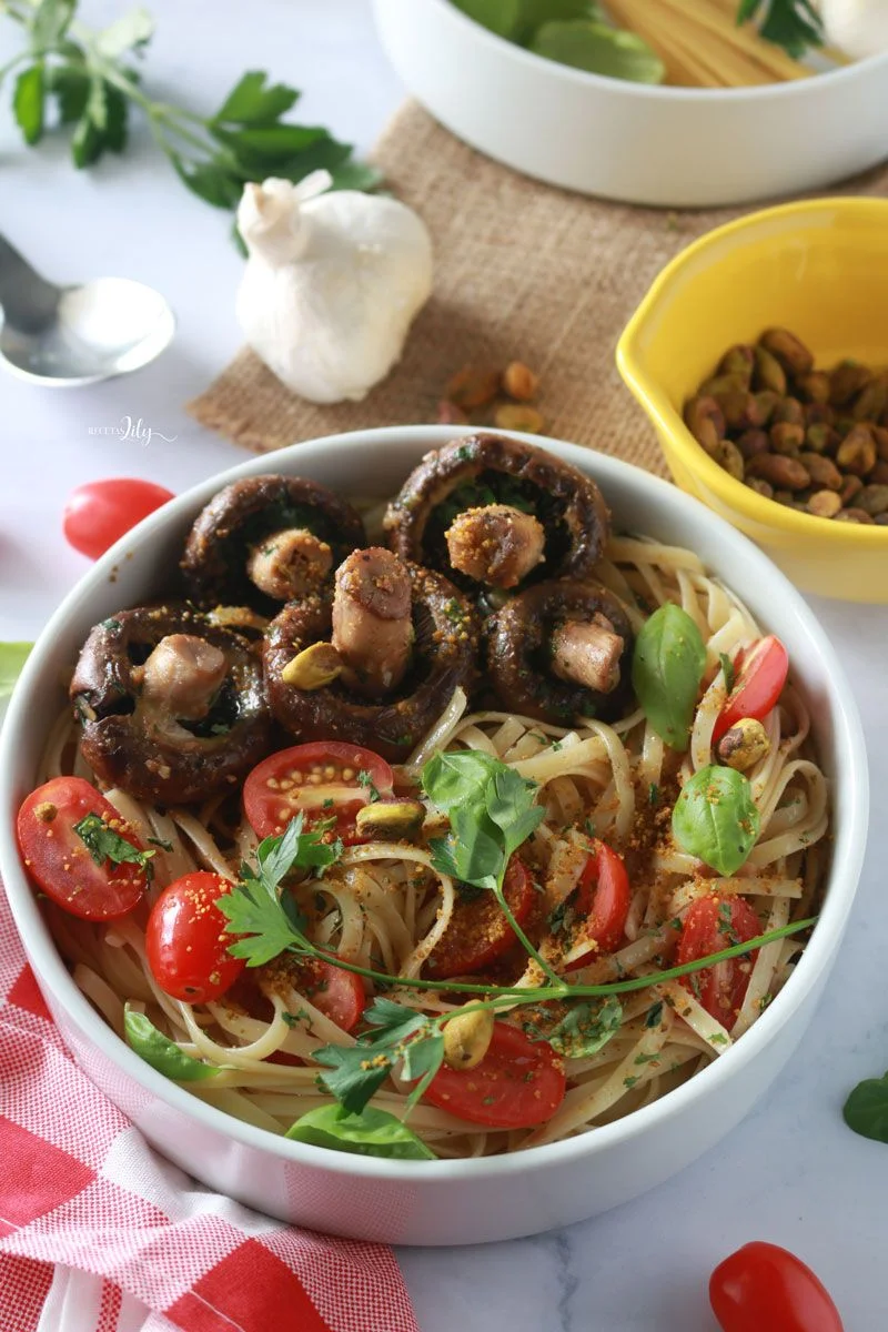 Pasta con champiñones con parmesano de pistachos
