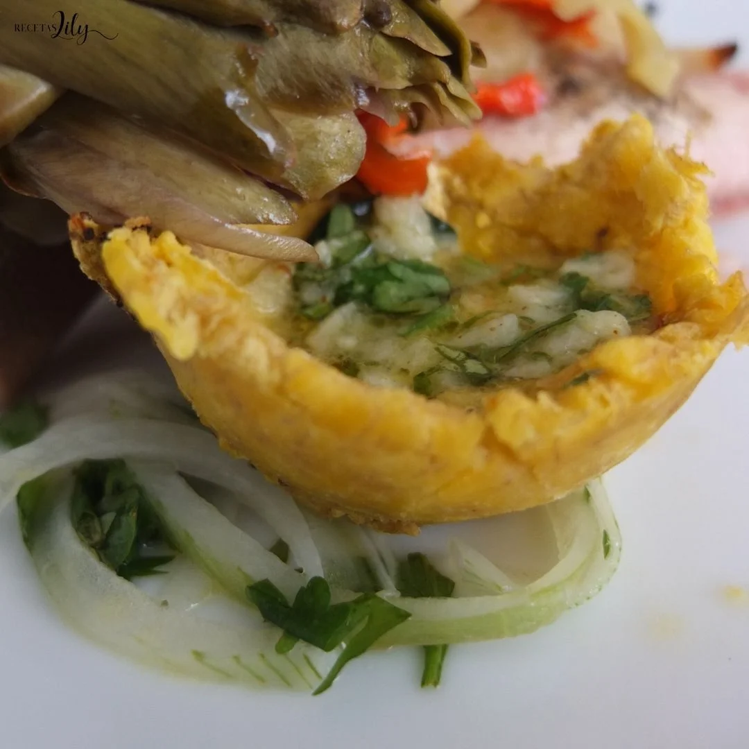 Cesta de tostón de plátano al ajillo