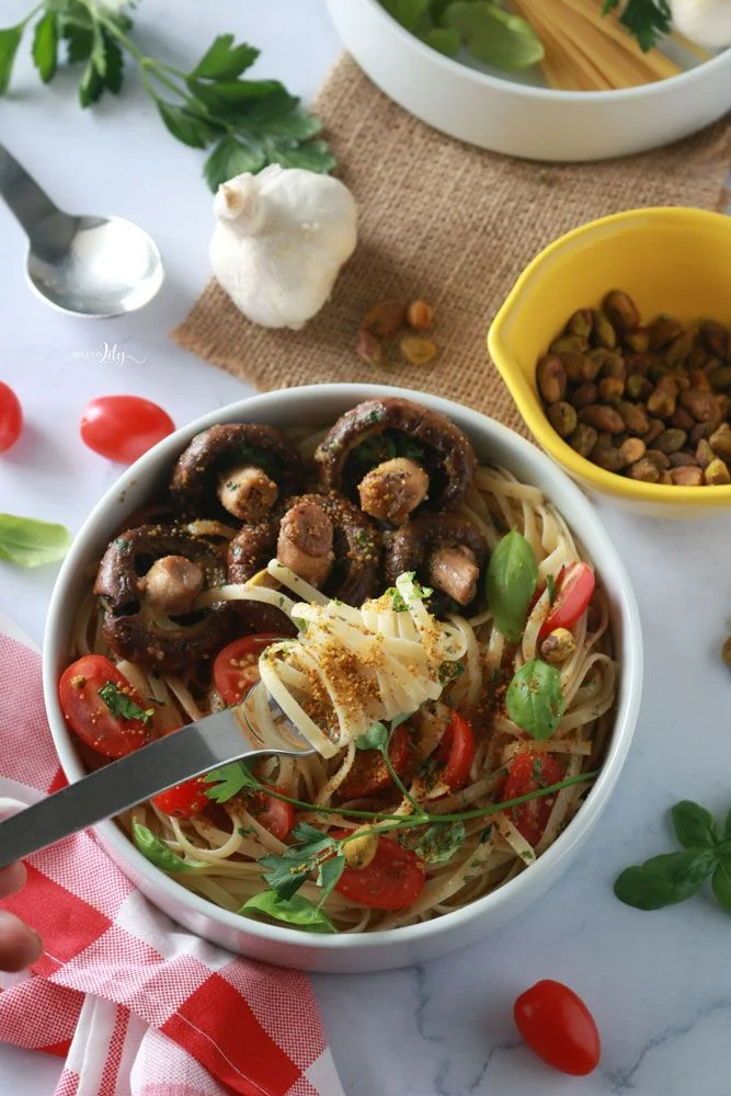 Pasta con champiñones con parmesano de pistachos
