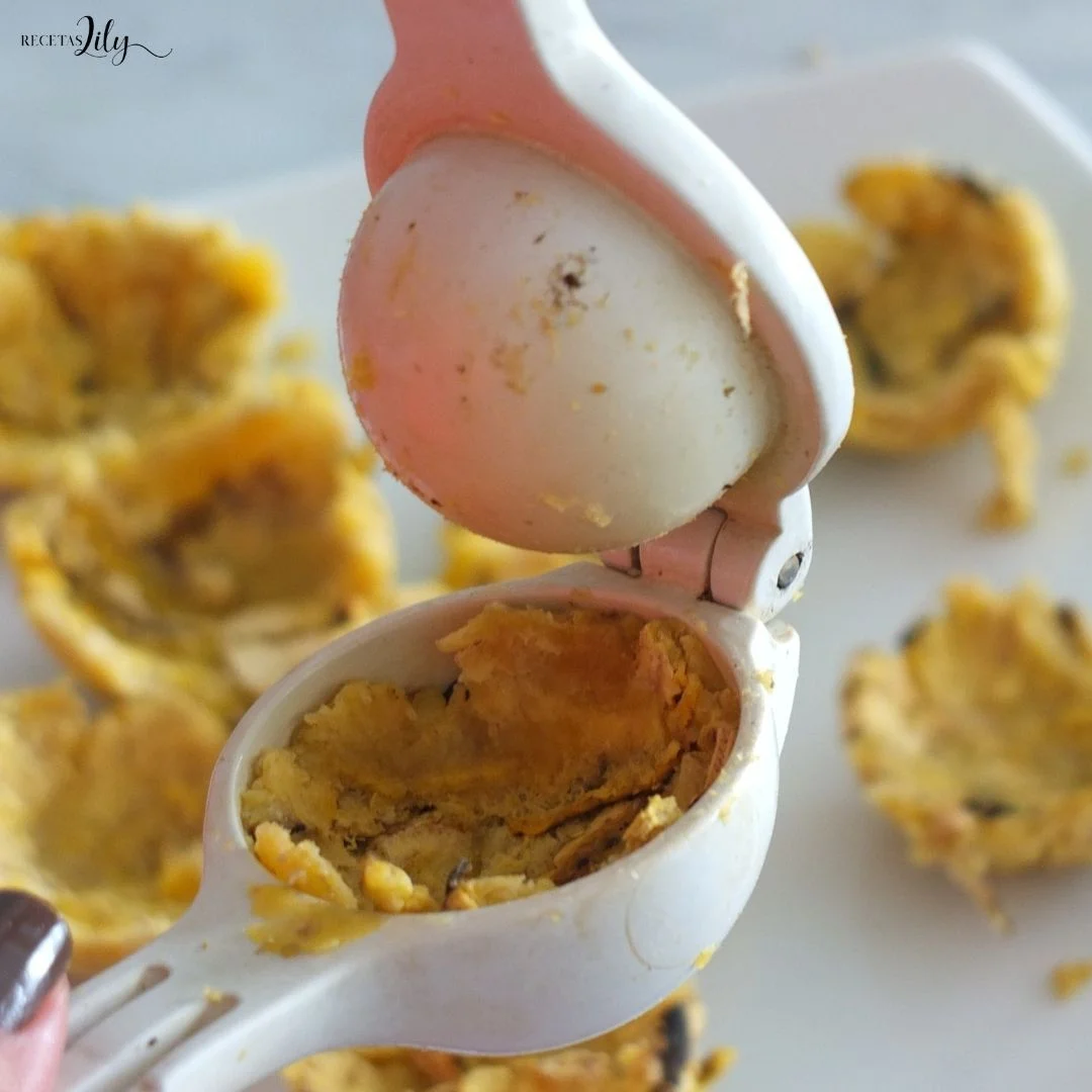 Cesta de tostón de plátano al ajillo