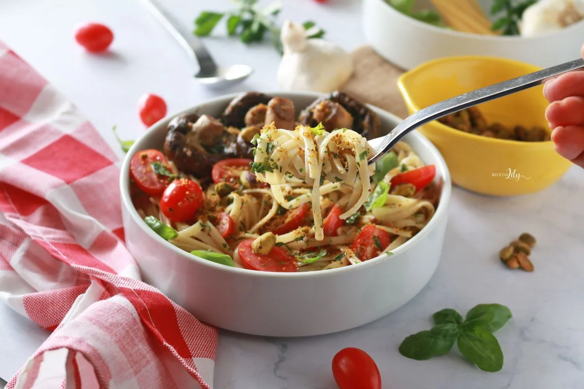 Pasta con champiñones con parmesano de pistachos