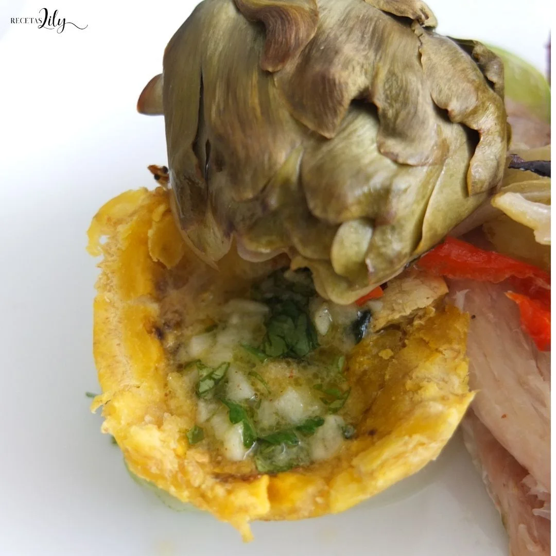 Cesta de tostón de plátano al ajillo