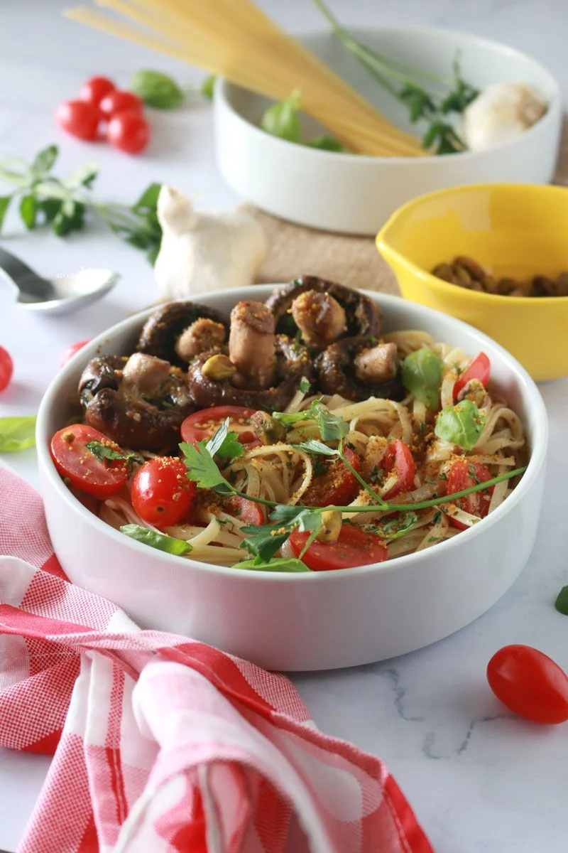 Pasta con champiñones con parmesano de pistachos