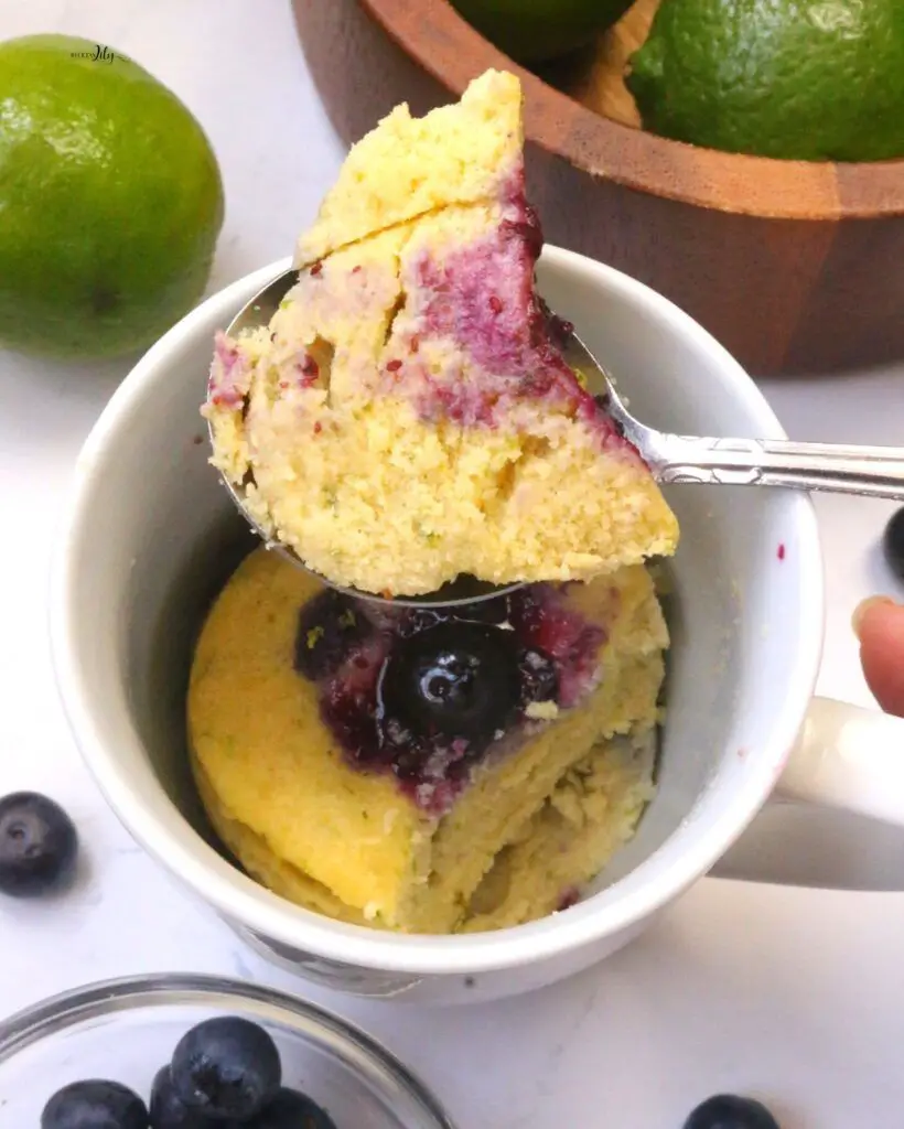 Mug cake de limón y blueberries