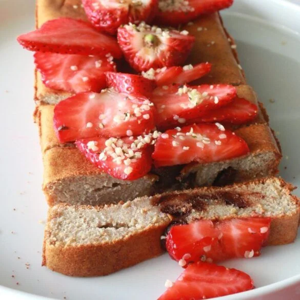 torta de banana con chips de chocolate y fresas torta de banana con chips de chocolate y fresas