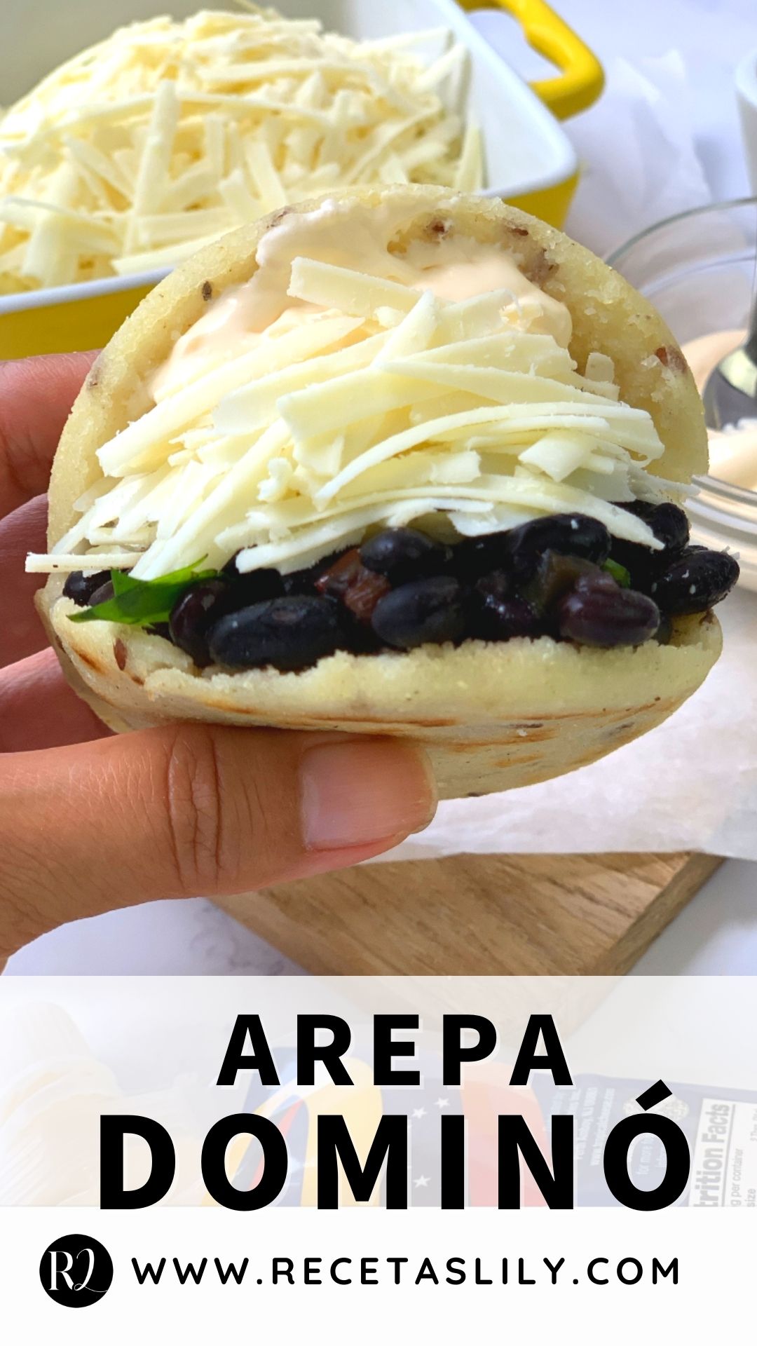 Arepa dominó venezolana con frijoles negros y queso - Recetas Lily