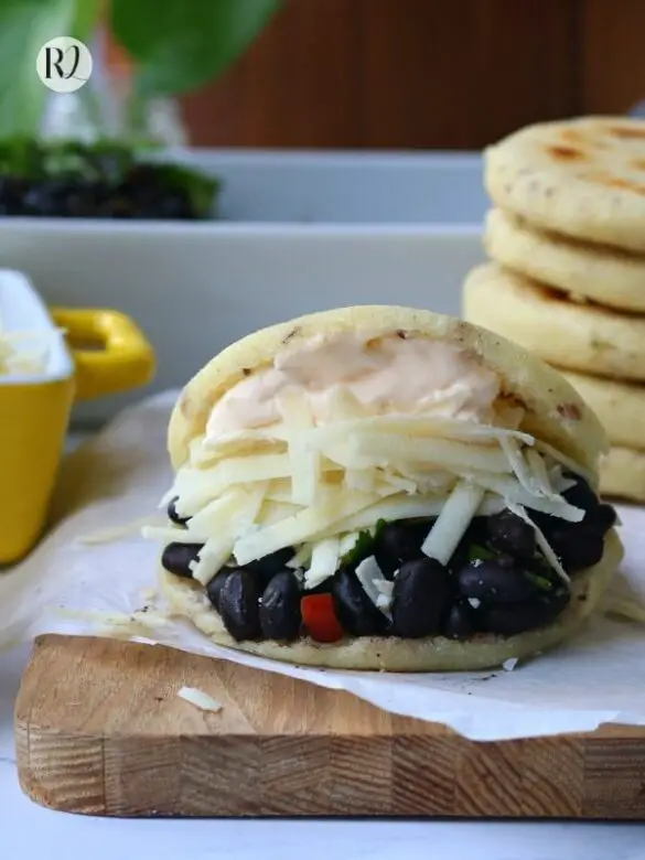 Arepa dominó venezolana con frijoles negros y queso - Recetas Lily