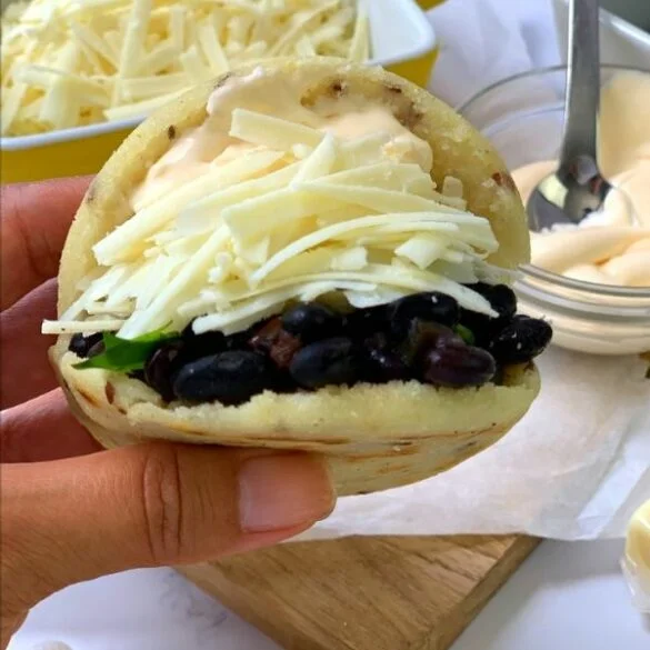 arepa y frijoles negros