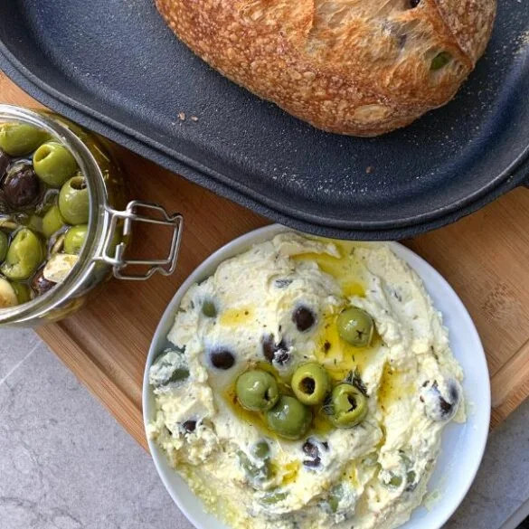 CREMA DE QUESO FETA CON PAN DE ACEITUNAS CREMA DE QUESO FETA CON PAN DE ACEITUNAS